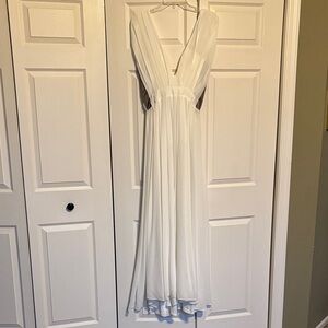 Elegant White V-Neck Maxi Dress